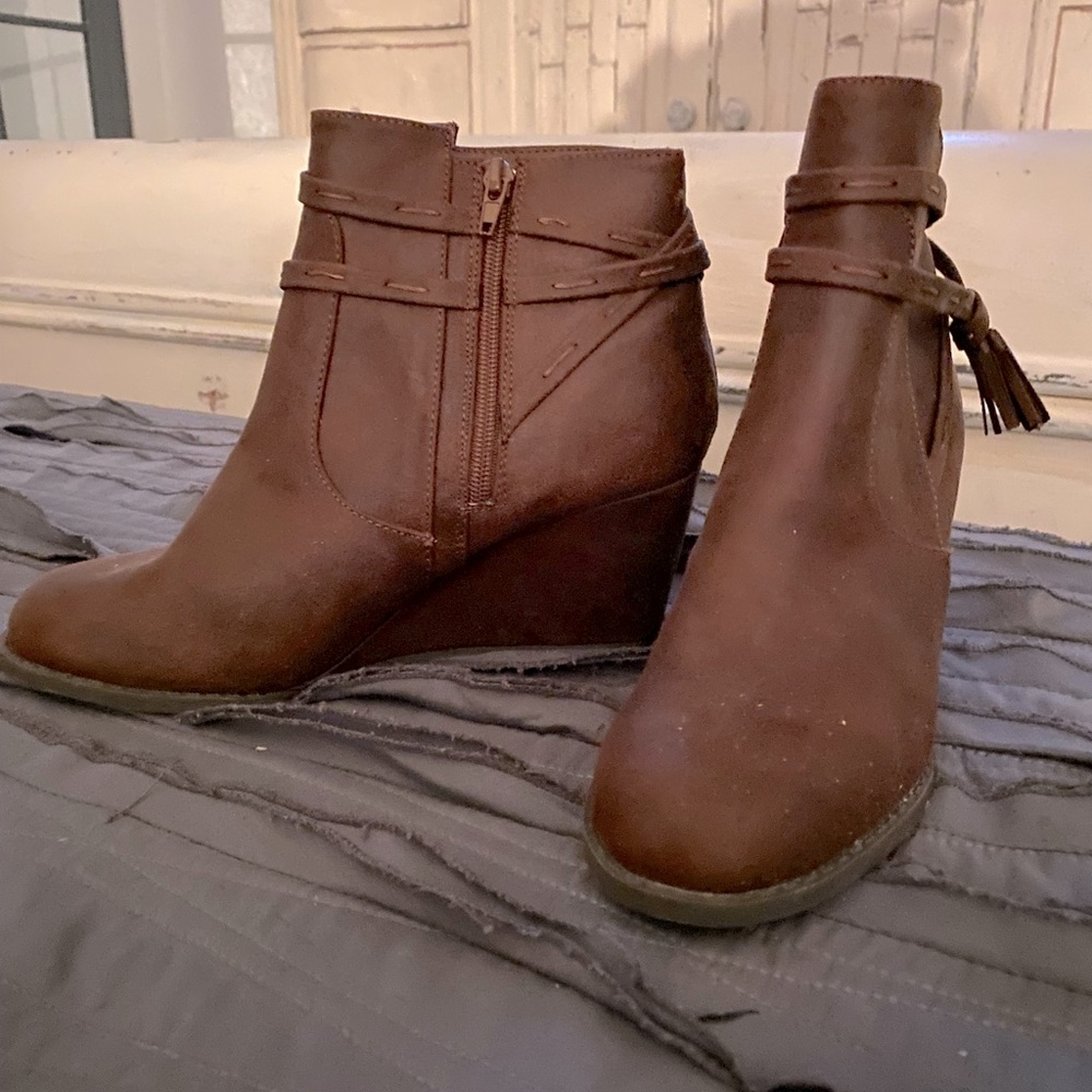 Sugar Women Booties- Boots Color is Brown, Size 81/2m. Preowned. Good condition